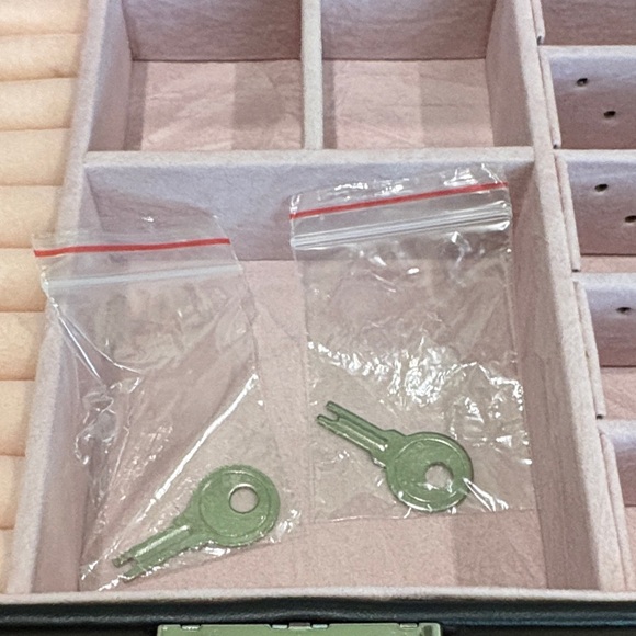 Gorgeous Black Jewelry Organizer Box locking w/ anti-tarnish lining - Picture 8 of 12